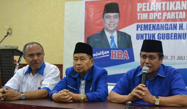 <B>KUKUHKAN TIM :</B> HBA memberikan keterangan pers usai pelantikan tim pemenangan tingkat provinsi lalu. Kali ini HBA kembali mengukuhkan tim untuk kabupaten/kota dan kecamatan